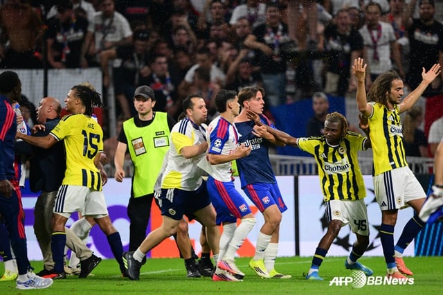 Lyon players appear agitated by Matteo Guendouzi's (far right) provocation. /AFPBBNews=NEWS1