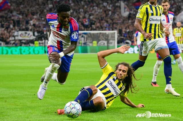 Matteo Guendouzi (bottom) is attempting a tackle. /AFPBBNews=NEWS1