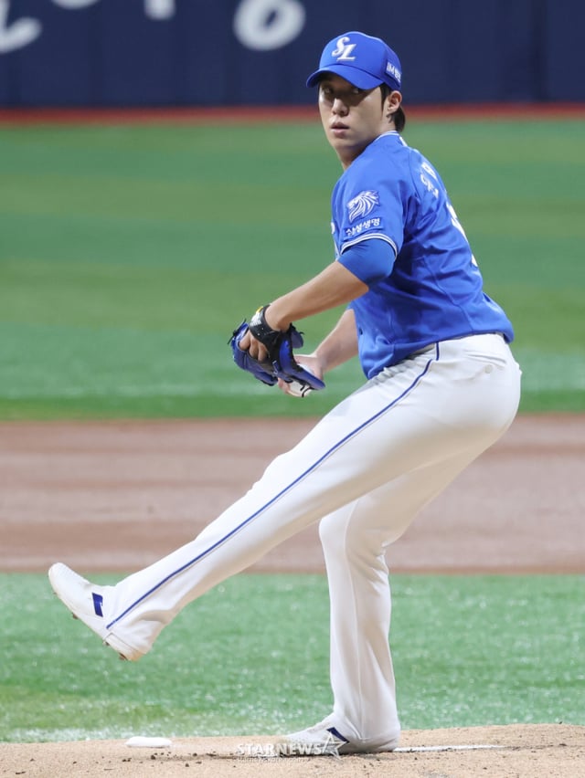 The 2026 Shinhan SOL KBO League match between the Kiwoom Heroes and Samsung Lions was held on the 27th at Gocheok Sky Dome in Seoul. Samsung's starting pitcher Won Tae-in is shown pitching. /Photo=Kim Jin-kyung kim.jinkyung@
