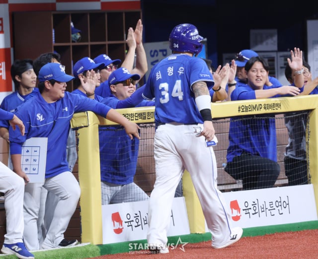 The 2026 Shinhan SOL KBO League match between the Kiwoom Heroes and Samsung Lions was held on the 27th at Gocheok Sky Dome in Seoul. Samsung manager Park Jin-man warmly greeted Choi Hyung-woo, who scored on Diaz's double in the bottom of the 8th inning. /Photo=Senior reporter Kim Jin-kyung kim.jinkyung@