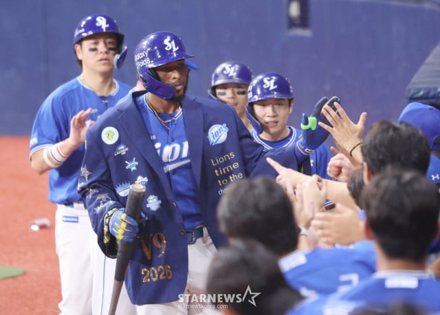 The 2026 Shinhan SOL KBO League match between the Kiwoom Heroes and Samsung Lions was held on the 27th at Gocheok Sky Dome in Seoul. Samsung's Diaz is shown celebrating with teammates after hitting a grand slam home run with two outs and bases loaded in the bottom of the 6th inning and crossing home plate. /Photo=Senior reporter Kim Jin-kyung kim.jinkyung@