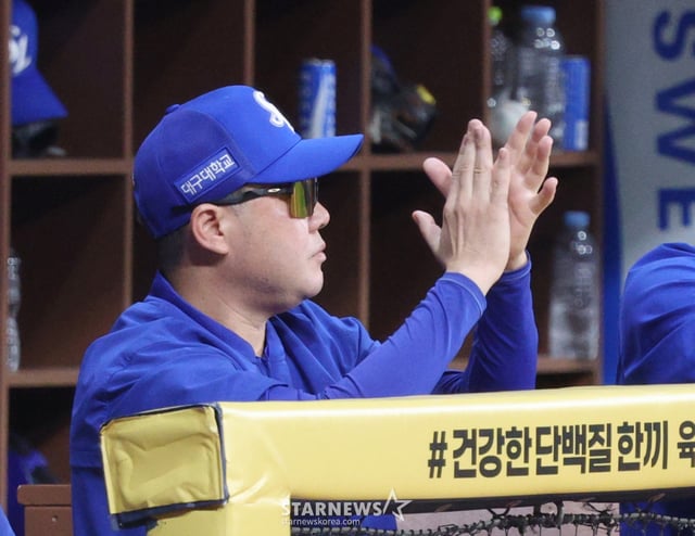 2026 신한 SOL KBO리그 키움 히어로즈 대 삼성 라이온즈 경기가 27일 서울 고척스카이돔에서 열렸다. 삼성 박진만이 감독이 8회초 점수를 내자 선수들을 독려하고 있다. /사진=김진경 kim.jinkyung@