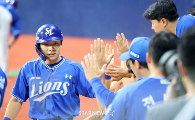 Samsung leadoff hitter Kim Ji-chan scores from third base during the top of the third inning of the 2026 KBO League Kiwoom Heroes vs. Samsung Lions game at Gocheok Sky Dome on the 23rd, as Diaz hits a shallow left-field fly ball. /Photo=Senior reporter Kang Young-jo cameratalks@