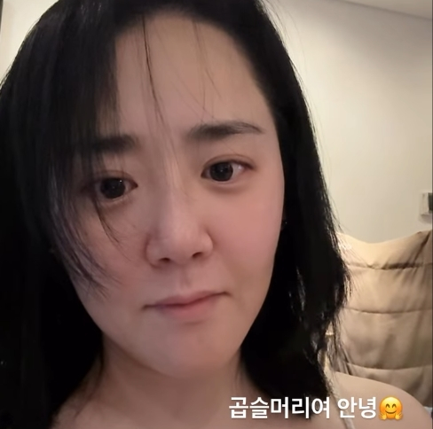Earlier, on the 29th of last month, Moon Geun-young shared a handwritten letter on her personal account, announcing her marriage to actor Jung Pyeong. In the letter, Moon Geun-young said, "I am writing this because I have news to share with everyone. I am getting married." She added, "I met someone I want to walk the path I used to walk alone together, someone I want to share the times I spent worrying alone with, and someone who can make each other laugh over even the smallest things." Moon Geun-young also stated, "We plan to fill our future lives not as individuals but as a pair. Please offer your congratulations and encouragement rather than concerns or worries. We will live even harder in response to your support." It is reported that Moon Geun-young did not hold a wedding ceremony but quietly promised marriage by meeting only with family for a meal. Jung Pyeong, Moon Geun-young's husband, is a musical and theater actor born in 1987, making him seven years older than Moon Geun-young. The two first connected when Jung Pyeong appeared in the tvN drama 'Catch That Ghost,' which starred Moon Geun-young.