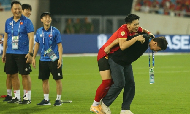 Kim Sang-sik, entrenador de la selección vietnamita de fútbol, se dirige al podio cargando a su delantero Nguyen Dinh Bac en las espaldas. /foto=Captura de VietnamNet