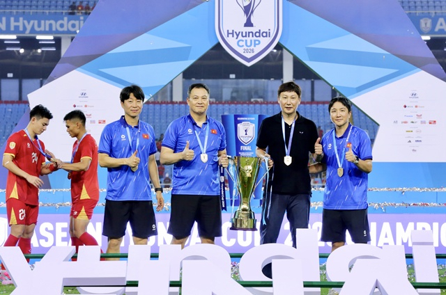 El entrenador Kim Sang-sik (segundo desde la derecha) en el podio de premiación. /Foto=Federación Coreana de Fútbol Profesional proporcionado por DJ Management.