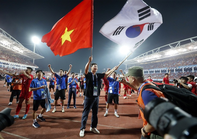 La celebración del campeonato del entrenador Kim Sang-sik. /Foto=Fornecido por DJ Management