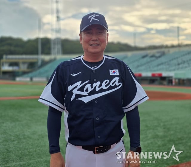 정윤진 한국 U-18 대표팀 감독이 27일 울산 문수야구장에서 울산 웨일즈와 연습경기를 앞두고 사진 촬영에 응했다. /사진=김동윤 기자
