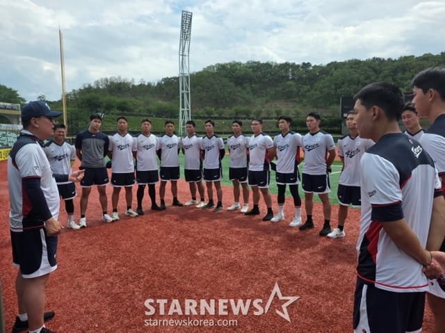 정윤진 한국 U-18 대표팀 감독이 27일 울산 문수야구장에서 울산 웨일즈와 연습경기를 앞두고 선수단에 이야기하고 있다. /사진=김동윤 기자