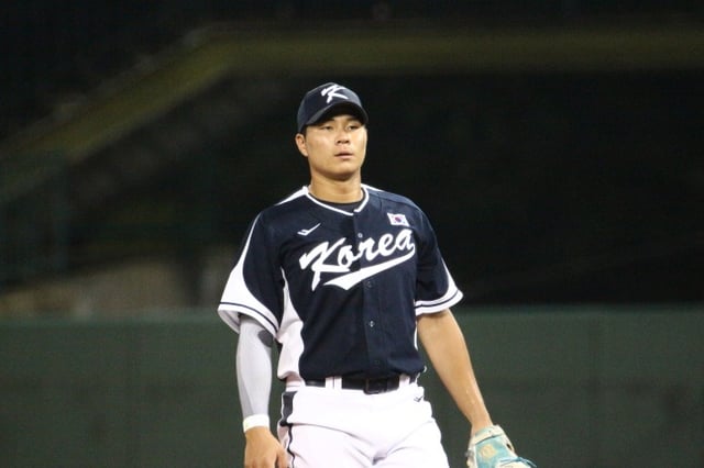 Lee Ho-min, selected for the South Korea U-18 national baseball team, played as first baseman in an exhibition match against Ulsan Whales held on the 27th at Ulsan Munsu Baseball Stadium. /Photo=Korea Baseball and Softball Association provided