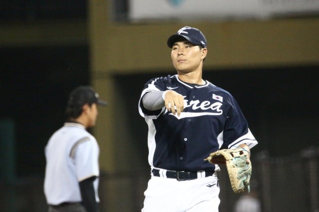 Lee Ho-min, selected for the South Korea U-18 national baseball team, played as first baseman in an exhibition match against Ulsan Whales held on the 27th at Ulsan Munsu Baseball Stadium. /Photo=Korea Baseball and Softball Association provided