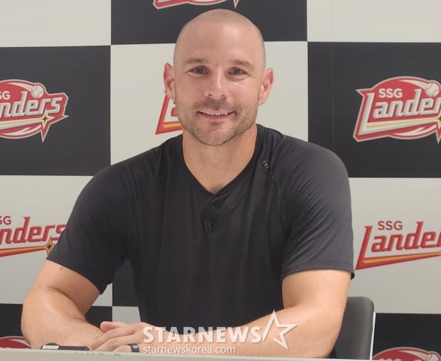 SSGランダースでプレーしていたジェイミー·ロマックが27日、久しぶりにSSGランダースフィールドを訪れ、シー打者として出る前に取材陣とインタビューをしている。 /写真=アン·ホグン記者