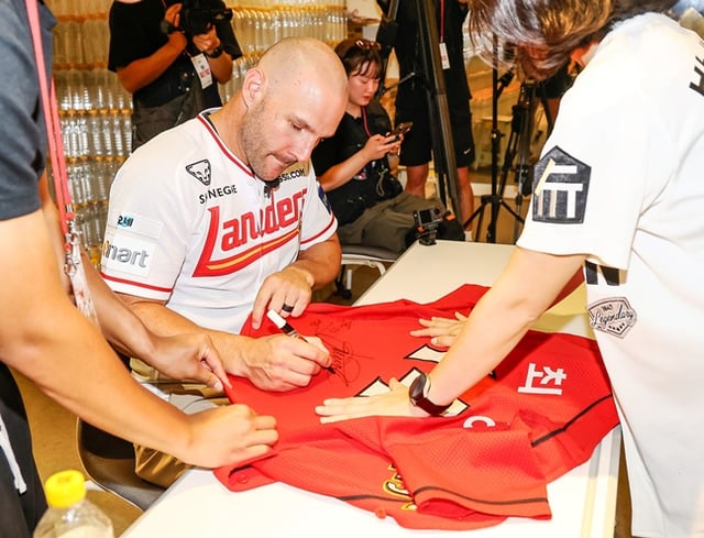 SSGランダースのジェイミー·ロマックが27日、仁川(インチョン)SSGランダースフィールドで行われたハンファ·イーグルスとのホーム試合を控え、ファンと会ってサインをしている。 /写真=SSGランダース提供
