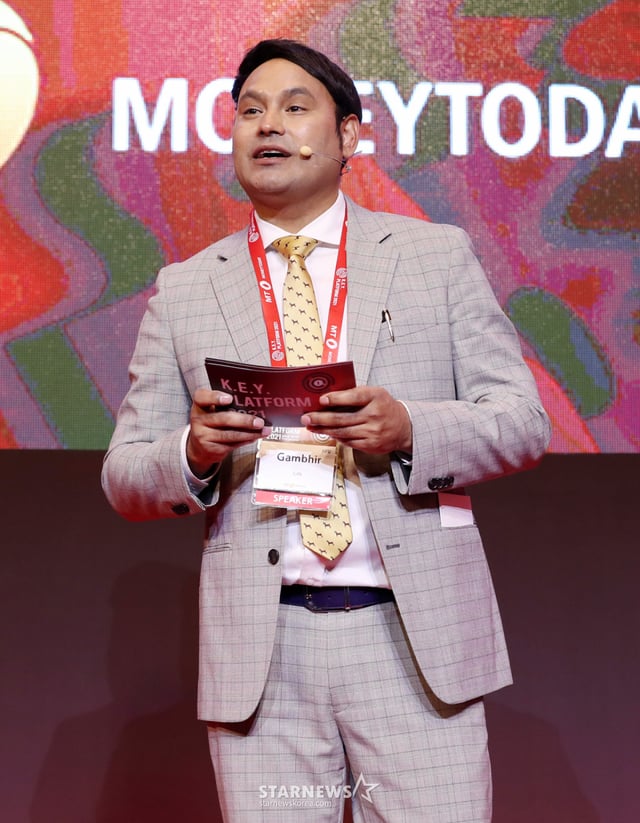 검비르 인플루언서가 2021년 4월 30일 여의도 콘래드서울에서 열린 머니투데이 주최 '2021 키플랫폼'에서 '팬데믹 이후의 인플루언서 메시징-남아시아'를 주제로 발표를 하고 있다. /사진=김휘선 기자 hwijpg@