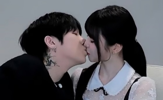 /Photo=Forest showing Kay and Juice Se-yeon