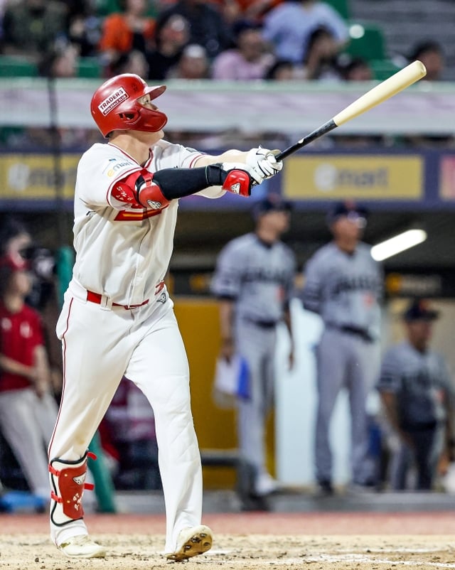 SSG Landers Jeon Ui-san hits a three-run home run during the bottom of the third inning at the 2026 Shinhan SOL KBO League home game against Hanwha Eagles held at Incheon SSG Landers Field on the 27th. /Photo=Provided by SSG Landers