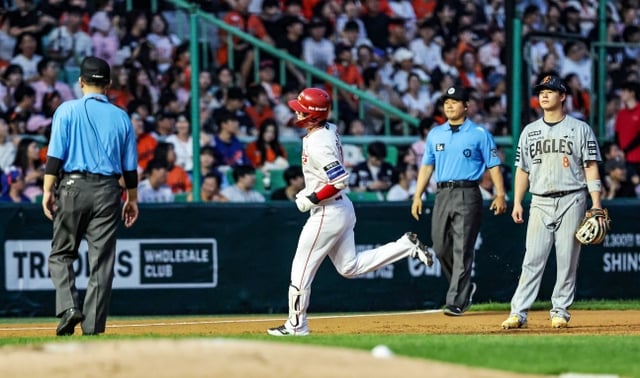 SSG Landers' An Sang-hyun hits a two-run home run during the bottom of the second inning at the 2026 Shinhan SOL KBO League home game against Hanwha Eagles held at Incheon SSG Landers Field on the 27th. /Photo=Provided by SSG Landers