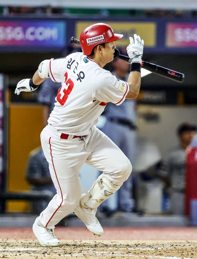 SSG Landers' Im Geun-woo hits a go-ahead RBI double during the bottom of the fifth inning at the 2026 Shinhan SOL KBO League home game against Hanwha Eagles held at Incheon SSG Landers Field on the 27th. /Photo=Provided by SSG Landers