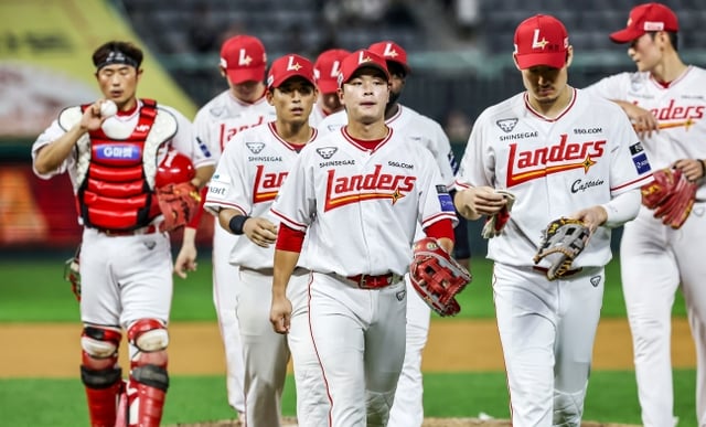 Los jugadores de los SSG Landers se dirigen al dugout tras ganar el partido en casa contra los Hanwha Eagles, disputado el 27 en el Incheon SSG Landers Field. /foto=Proporcionado por SSG Landers