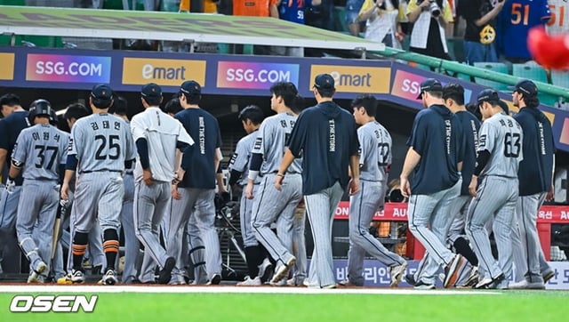 Los jugadores de los Hanwha Eagles bajaron la cabeza y se dirigieron al dugout después de sufrir una contundente derrota por 6-13 ante los SSG Landers en el partido de visita de la Liga KBO Shinhan SOL 2026, celebrado el día 27 en el campo SSG Landers de Incheon.