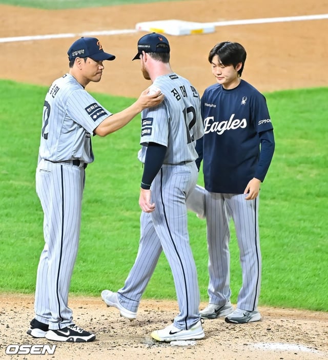 El lanzador extranjero de los Hanwha Eagles, Bruce Zimmerman (en el centro), se incorporó como abridor en el partido de visita de la Liga KBO Shinhan SOL 2026 ante los SSG Landers celebrado el día 27 en el campo SSG Landers de Incheon, pero fue relevado sin completar tres entradas.