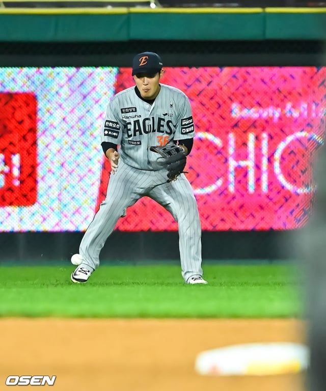 El jardinero de los Hanwha Eagles, Han Ji-yoon, atrapó un batazo convertido en hit en el tercer inning inferior del partido de visita de la Liga KBO Shinhan SOL 2026 ante los SSG Landers celebrado el día 27 en el campo SSG Landers de Incheon. Posteriormente cometió un mal pase hacia tercera base, proporcionando la oportunidad para una carrera adicional.
