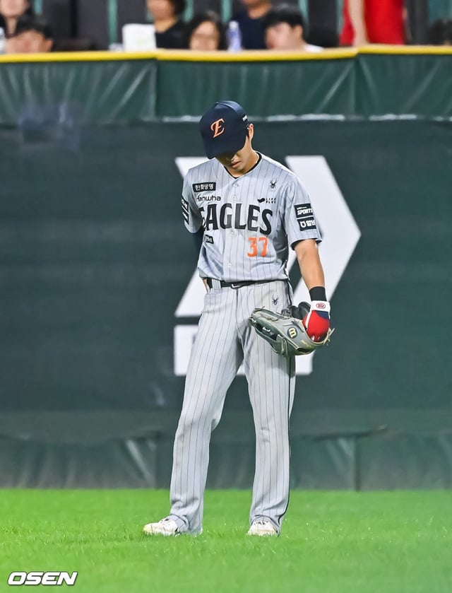 El jardinero de los Hanwha Eagles, Lee Won-seok, lamenta no haber atrapado el elevado de Kim Jae-hwan en el sexto inning inferior del partido de visita de la Liga KBO Shinhan SOL 2026 ante los SSG Landers celebrado el día 27 en el campo SSG Landers de Incheon.