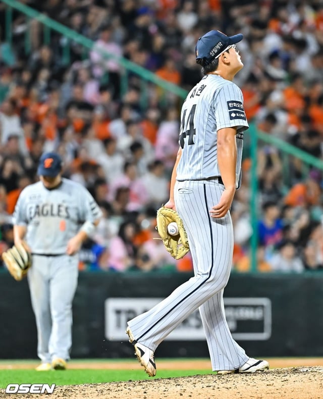 El lanzador de los Hanwha Eagles, Kim Seo-hyun, lamenta después de conceder carreras debido a errores y fallos defensivos al incorporarse en el sexto inning inferior del partido de visita de la Liga KBO Shinhan SOL 2026 ante los SSG Landers celebrado el día 27 en el campo SSG Landers de Incheon.