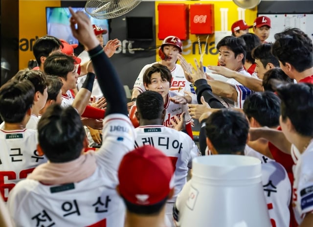 SSG 랜더스 안상현(가운데)이 27일 한화 이글스와 홈경기에서 2회말 투런 홈런을 날리고 더그아웃에서 동료들의 환영을 받고 있다. /사진=SSG 랜더스 제공