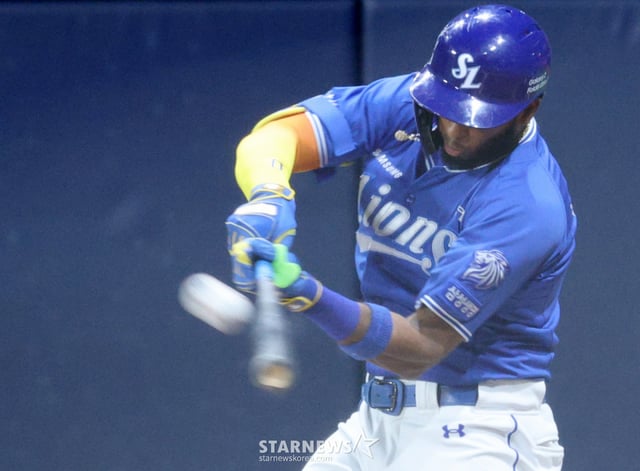 El partido de la Liga KBO Shinhan SOL 2026 entre Kiwoom Heroes y Samsung Lions se celebró el día 27 en el Gocheok Sky Dome de Seúl. Diaz de Samsung conecta un jonrón con bases llenas en la parte baja del sexto inning con dos outs. /Foto=Kim Jin-kyung kim.jinkyung@