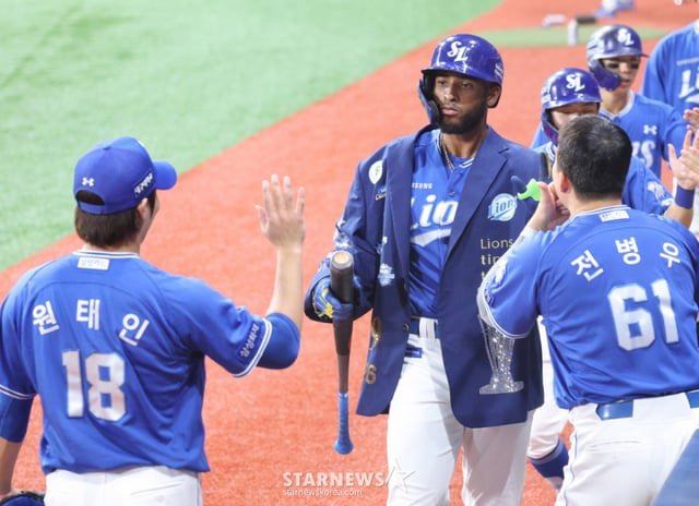 El partido de la Liga KBO Shinhan SOL 2026 entre Kiwoom Heroes y Samsung Lions se celebró el día 27 en el Gocheok Sky Dome de Seúl. Diaz de Samsung conecta un jonrón con bases llenas en la parte baja del sexto inning con dos outs, regresa a casa y recibe los saludos de Won Tae-in. /Foto=Kim Jin-kyung kim.jinkyung@