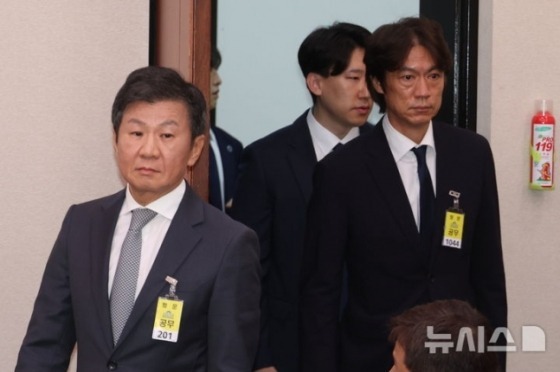 정몽규(왼쪽) 전 대한축구협회장과 홍명보 전 축구대표팀 감독이 2024년 9월 국회 문화체육관광위원회 현안 질의에 출석하고 있다. /사진=뉴시스