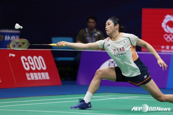 An Se-young recibe un ataque de Han Wei durante la final del torneo femenino individual del Campeonato Mundial de Bádminton de 2025 (BWF World Tour Super 750 China Masters), celebrado en septiembre del año pasado en el Arena de Shenzhen, provincia de Guangdong, China. /Foto=AFPBBNews=NEWS1