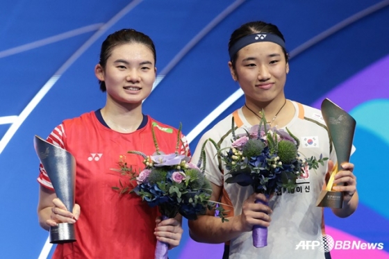 An Se-young (derecha) posa para una foto conmemorativa con Han Wei tras su victoria en la final de individuales femeninos del Campeonato Mundial de Bádminton BWF World Tour Super 750 China Masters, celebrado en septiembre del año pasado en el Arena de Shenzhen, provincia de Guangdong, China. /AFPBBNews=NEWS1
