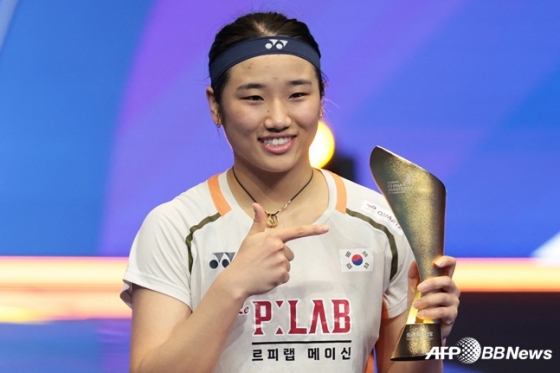 An Se-young levanta el trofeo tras conquistar el título en la final de individuales femeninos del Campeonato Mundial de Bádminton 2025 (BWF) World Tour Super 750 China Masters, celebrado en septiembre del año pasado en el estadio de Shenzhen, provincia de Guangdong, China. /AFPBBNews=NEWS1
