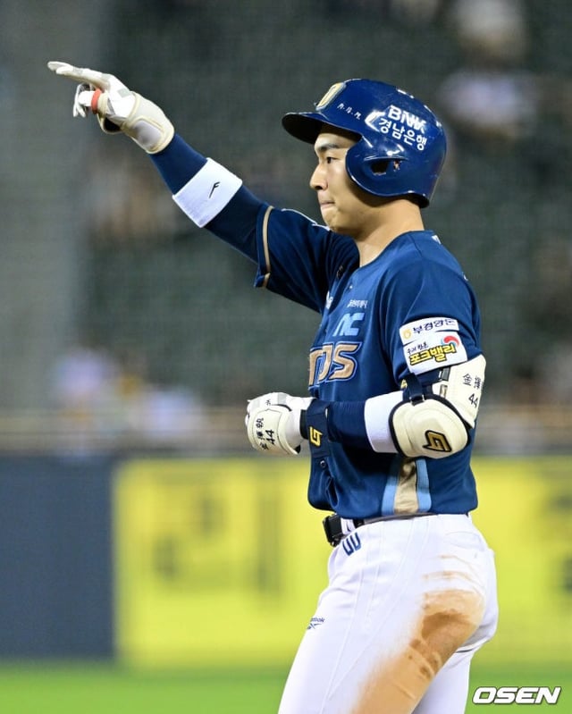 NC's Kim Hwi-jip recorded a hit in the LG game at Jamsil on the 27th.