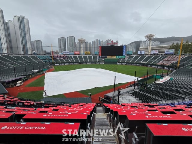 On the 28th, Busan Sajik Baseball Stadium, where the Lotte-LG game was to be held, was soaked by rain. The field has been covered with a tarp since six hours before the game start. /Photo=Reporter Kim Dong-yoon