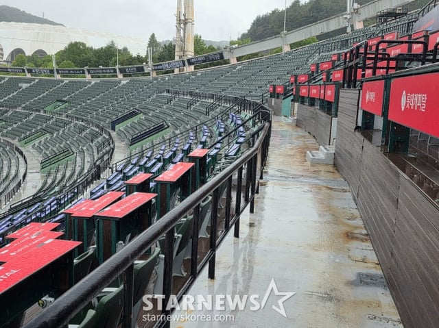 On the 28th, Busan Sajik Baseball Stadium, where the Lotte-LG game was to be held, was soaked by rain. /Photo=Reporter Kim Dong-yoon