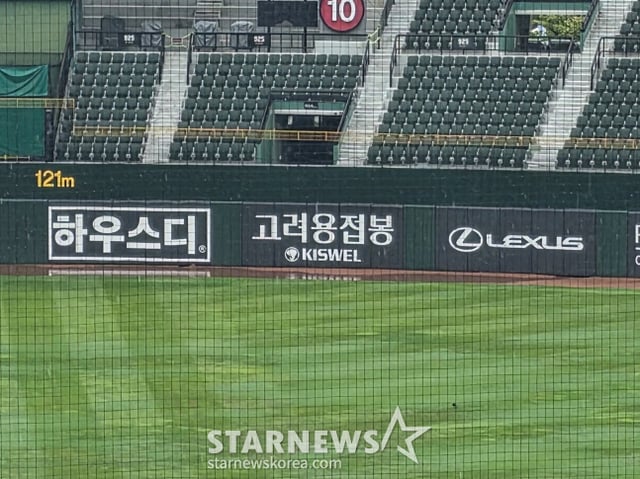 On the 28th, Busan Sajik Baseball Stadium, where the Lotte-LG game was to be held, was soaked by rain. Puddles formed on the warning track. /Photo=Reporter Kim Dong-yoon