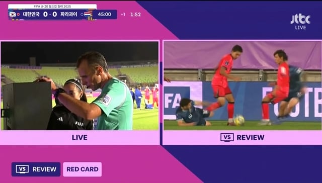 During the FIFA U20 World Cup last October, the referee (left) checks the screen at the time (right) along with the fourth official following coach Lee Chang-won's video review request. /Photo=Captured from broadcast footage