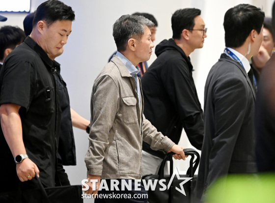 축구대표팀 홍명보 전 감독이 전격 사퇴한 후 선수단과 함께 귀국한 가운데 정몽규 전 대한축구협회장도 지난 6월 30일 오전 인천공항 제2청사를 빠져나가고 있다. /사진=강영조 선임기자