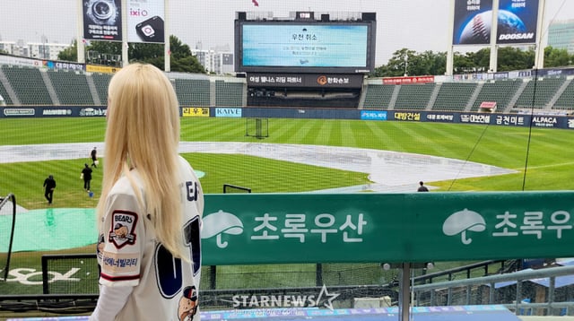 2026 신한 SOL KBO리그 두산 베어스 대 키움 히어로즈 경기가 28일 서울 잠실야구장에서 열렸다. 두산 승리 기원 시구자로 예정된 에스파(aespa) 멤버 윈터가 '우천취소' 전광판을 바라보며 아쉬워하고 있다. /사진=김진경 kim.jinkyung@
