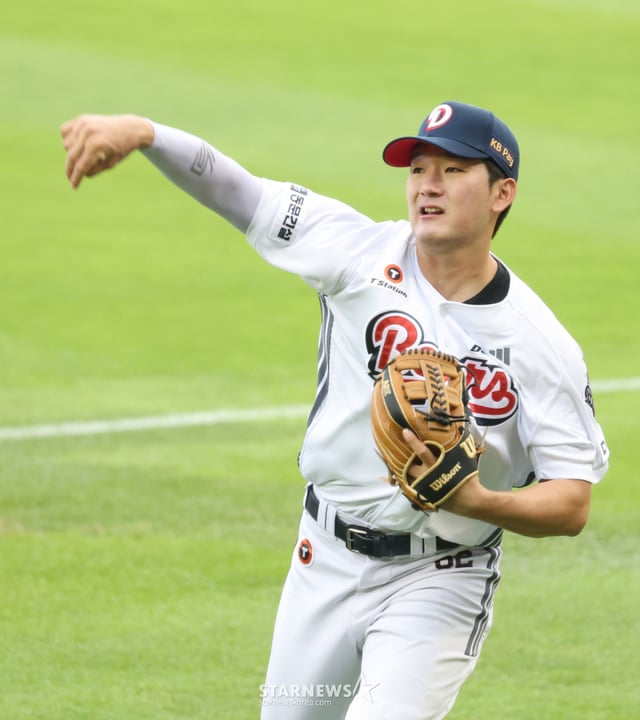 The 2026 Shinhan SOL KBO League match between the Doosan Bears and SSG Landers was held on the 9th at Seoul Jamsil Baseball Stadium. Doosan's An Jae-seok is warming up with a catch ball before the game. /Photo=Chief correspondent Kim Jin-kyung kim.jinkyung@