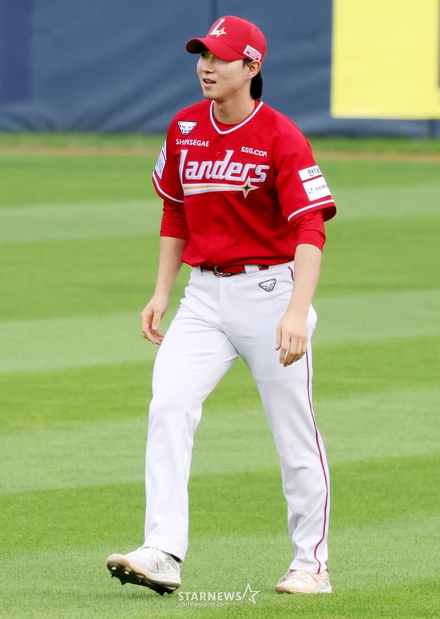 The 2026 Shinhan SOL KBO League match between the Doosan Bears and SSG Landers was held on the 9th at Seoul Jamsil Baseball Stadium. SSG's Park Sung-han is performing running drills in the outfield. /Photo=Chief correspondent Kim Jin-kyung kim.jinkyung@