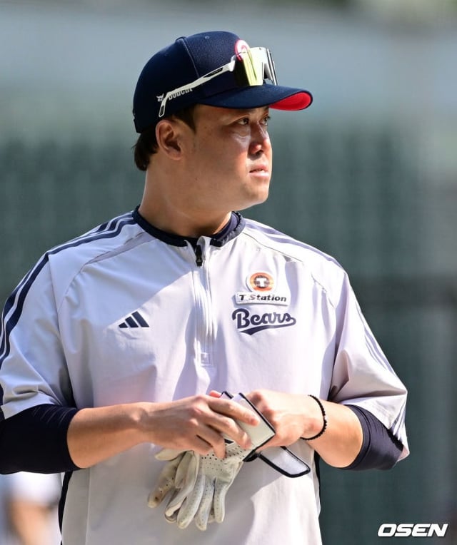 Defensive coach Son Ji-hwan directing infield defensive drills.