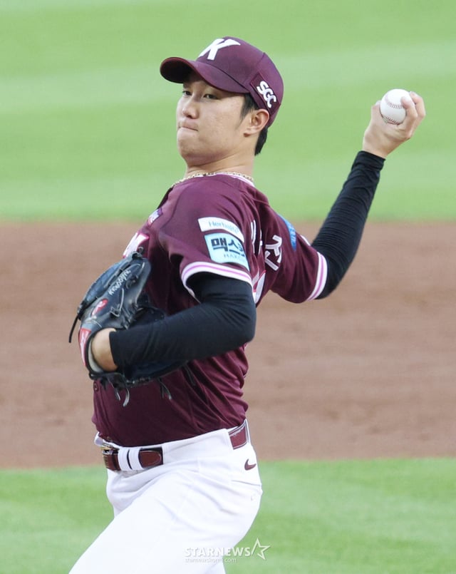 El partido de la Liga KBO Shinhan SOL 2026 entre LG Twins y Kiwoom Heroes se celebró el 30 en el estadio de béisbol Jamsil de Seúl. El lanzador abridor de Kiwoom, An Woo-jin, realiza una gran actuación. /foto=Kim Jin-kyung kim.jinkyung@