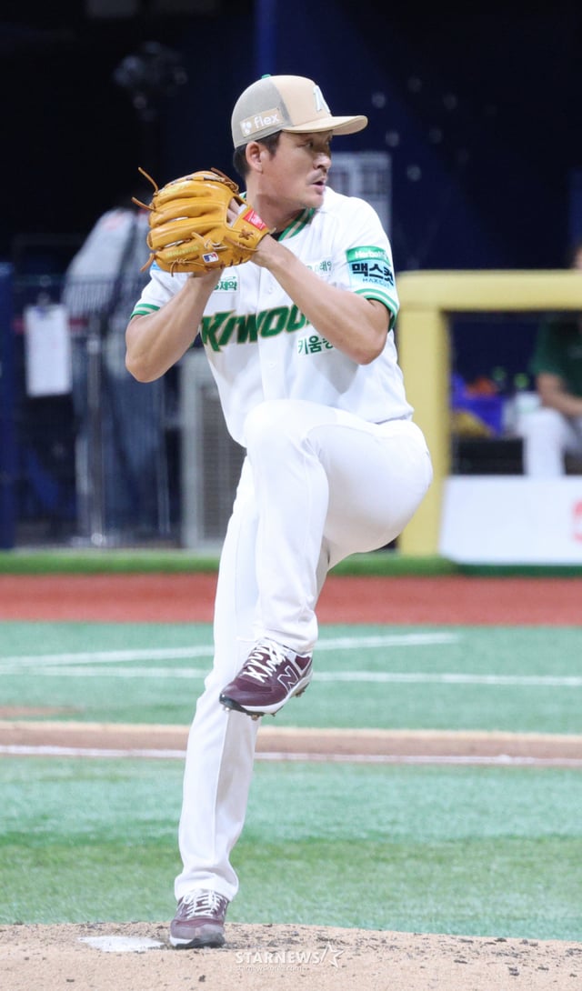 The 2026 Shinhan SOL KBO League Kiwoom Heroes vs. Samsung Lions game was held on the 25th at Seoul Gocheok Sky Dome. Kiwoom's Won Jong-hyun is pitching hard. /Photo=Kim Jin-kyung kim.jinkyung@