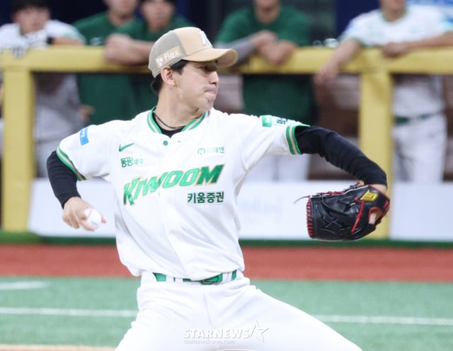 The 2026 Shinhan SOL KBO League Kiwoom Heroes vs. Samsung Lions game was held on the 25th at Seoul Gocheok Sky Dome. Kiwoom's Yuto is pitching hard. /Photo=Kim Jin-kyung kim.jinkyung@