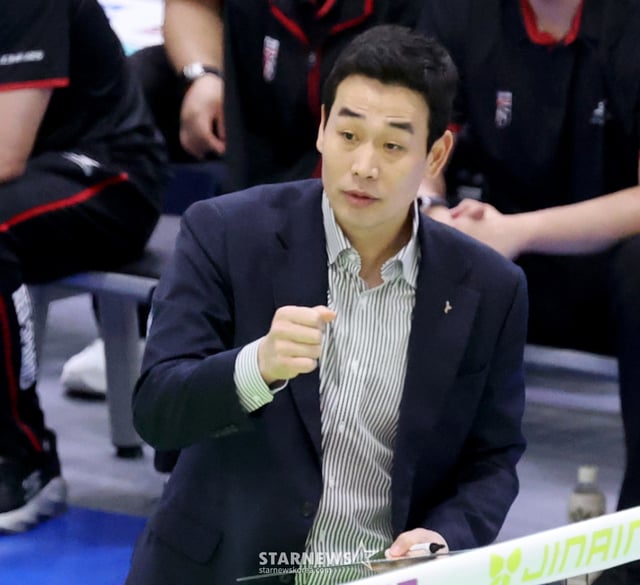Главный тренер «Чонгванчжан» Кхо Хиджин во время матча женской лиги Jin Air V-лиги сезона 2025–2026 между «Хёндэ Чансиль» и «Чонгванчжаном», состоявшегося 25-го числа (Рождество) в спортивном комплексе Сувон, поддерживает болельщиков. 25.12.2025. /Фото: Кан Ёнджо cameratalks@