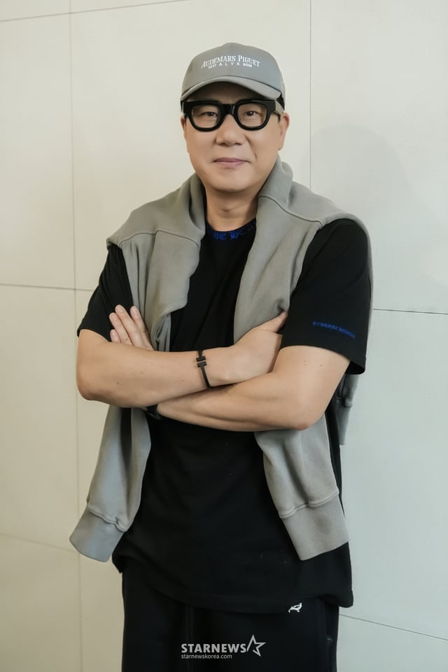 Wave《血战X》主持人李尚敏于21日摆出姿势,准备接受轮次采访。/照片=Wave /2026.08.21 /图片=金辉善 (Kim Hwi-seon) hwijpg@
